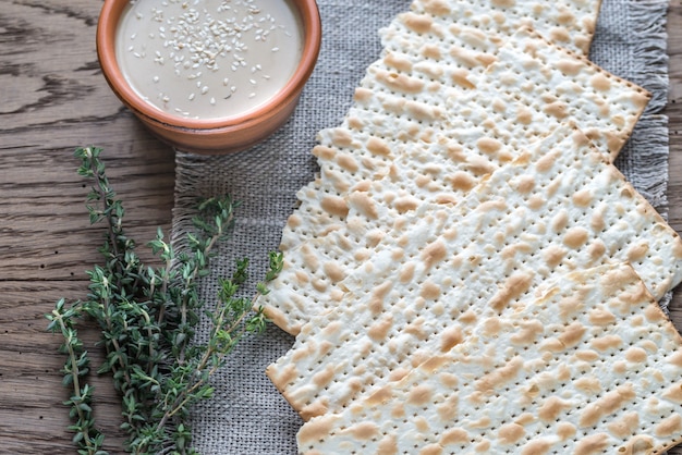 Tazón de tahini con matzos