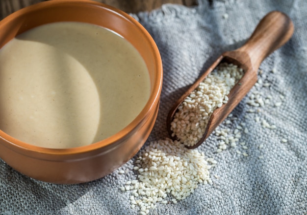 Foto tazón de tahini con semillas de sésamo