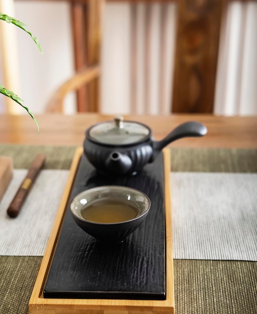 Un tazón de té y un tazón de té se sientan en una mesa