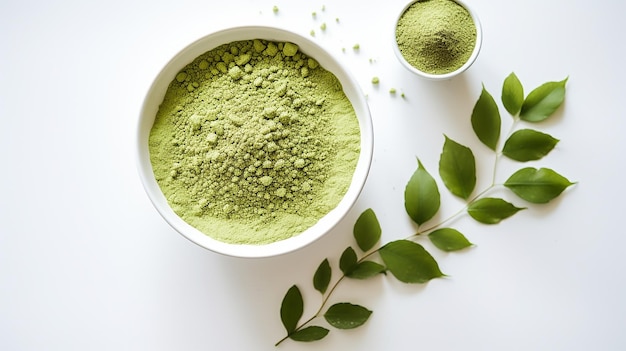 un tazón de té verde con hojas verdes y una pizca de polvo verde.