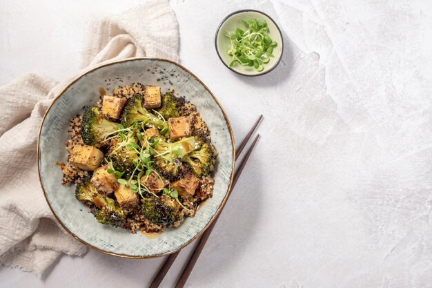 Tazón de tofu de quinoa casero con brócoli asado