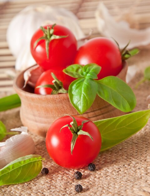 tazón de tomates cherry frescos