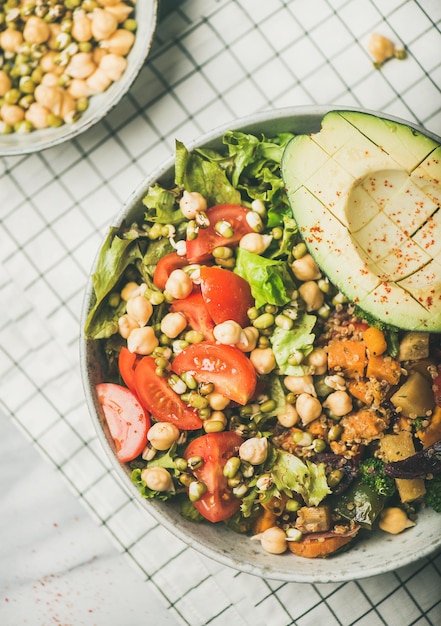 Tazón vegano con granos de aguacate, frijoles y verduras.