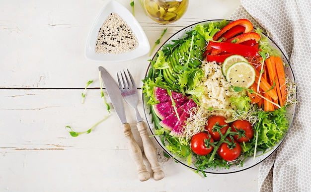 Tazón de verduras y cuscús. Tendencia de la comida. Saludable, dieta, concepto de comida vegetariana.