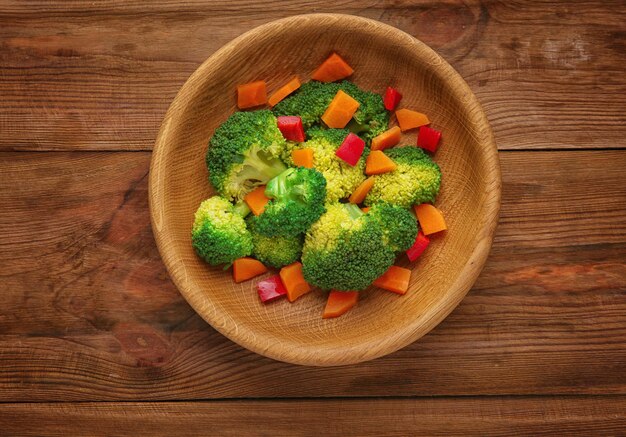 Tazón con verduras frescas sobre fondo de madera