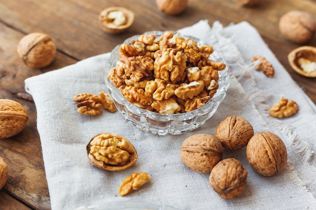 Tazón de vidrio con nueces en servilleta rústica casera