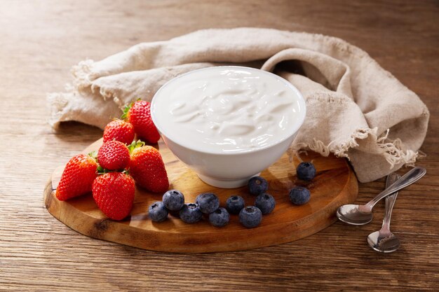 Tazón de yogur con bayas frescas