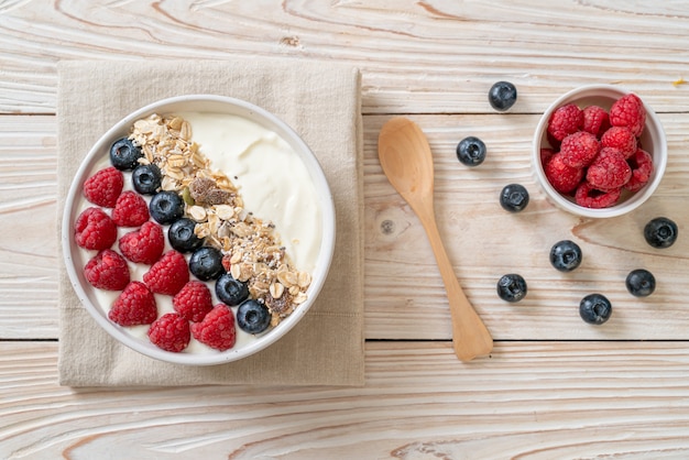 tazón de yogur casero con frambuesa, arándano y granola - estilo de comida saludable