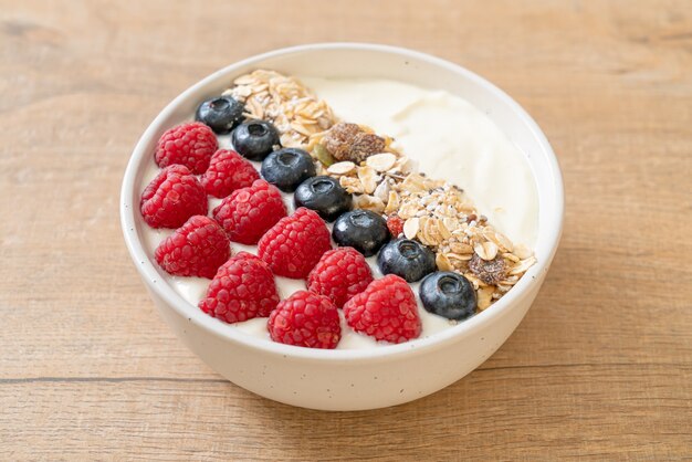 tazón de yogur casero con frambuesa, arándano y granola - estilo de comida saludable