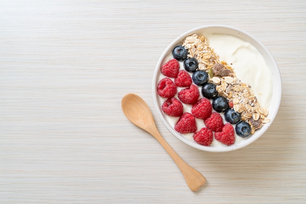 tazón de yogur casero con frambuesa, arándano y granola - estilo de comida saludable