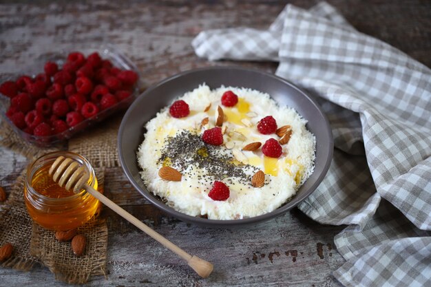 Tazón de yogur de coco y chía con miel y frutos rojos