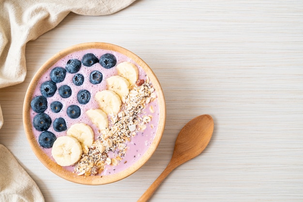 tazón de yogur o batido de yogur con bayas azules, plátano y granola