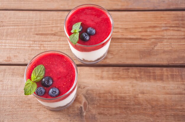 Tazones de desayuno saludable muesli con arándanos, fresas y yogurt.