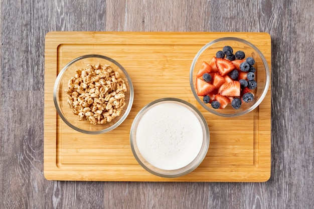 Tazones con ingredientes para un desayuno saludable