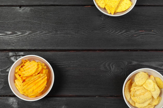 Foto tazones con sabrosas papas fritas crujientes