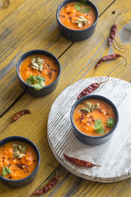 Tazones de sopa de crema de calabaza