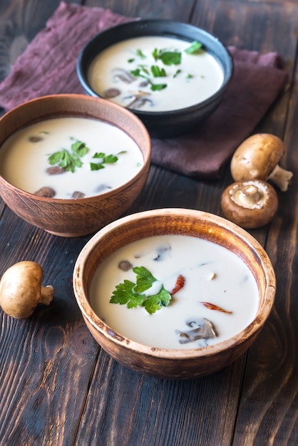 Tazones de sopa tailandesa tom kha