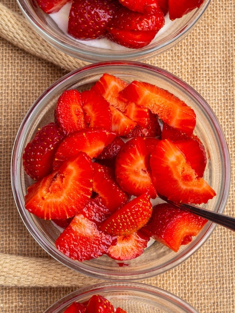 Tazones de vidrio de fresas con crema batida Postre tradicional de verano