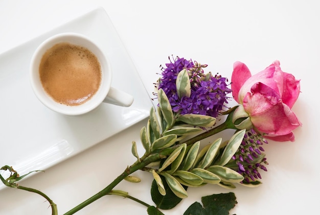 Tazzina di café con decorazioni floreali