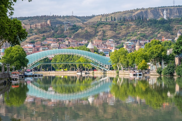 Tbilisi, Georgia - 01 de agosto de 2021: El Puente de la Paz en Tbilisi. Viaje