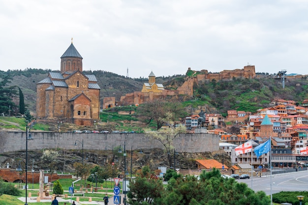 Tbilisi, Geórgia - 06 de abril de 2021: vista da igreja de Metekhi, viagem