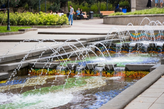 Foto tbilisi, georgia - 11 de julio de 2021: fuente de agua en el parque