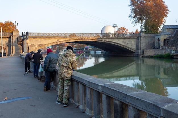 Tbilisi Georgia 14 de noviembre de 2021 Pescadores en el río Kura en Tbilisi