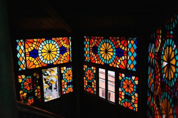 TBILISI GEORGIA 17 de junio de 2018 Vidriera y puerta de vidrio coloreado en la iglesia de arquitectura en el casco antiguo de Tbilisi, capital de Georgia Fondo de mosaico vectorial abstracto