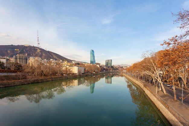 Tbilisi, Geórgia, 18 de fevereiro de 2023 Vista de Tbilisi do rio Mtkvari