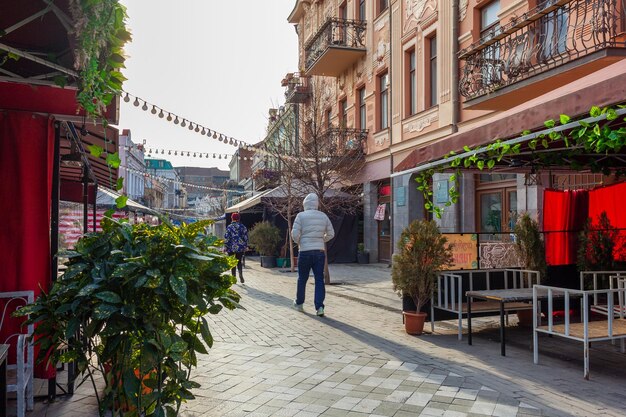 Tbilisi Georgia 18 de febrero de 2023 La vista de la avenida Agmashenebeli es una de las calles principales de la parte histórica de la ciudad de Tbilisi