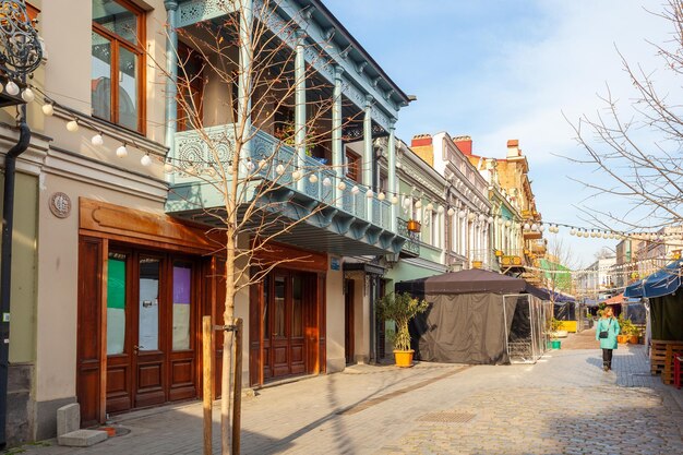 Tbilisi Georgia 18 de febrero de 2023 La vista de la avenida Agmashenebeli es una de las calles principales de la parte histórica de la ciudad de Tbilisi