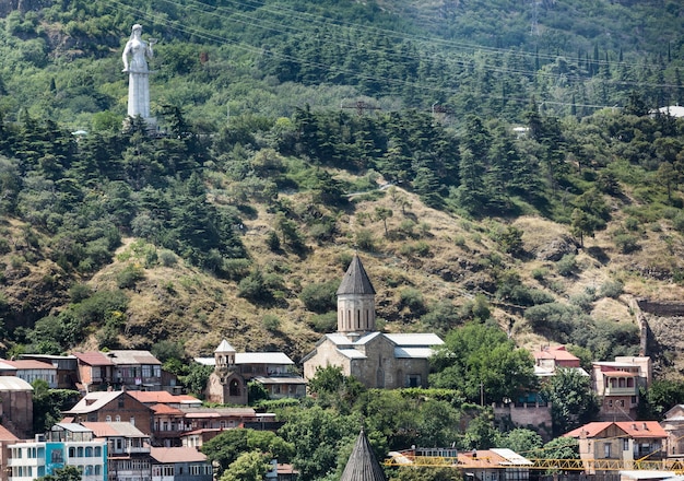 TBILISI, GEORGIA, 18 de julio de 2017: Vista del monumento de la Reina Tamar