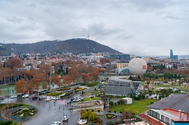 Tbilisi, Geórgia, 3 de dezembro de 2022 Bela vista na capital de Tbilisi