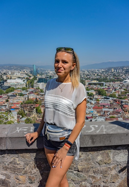 Tbilisi GeorgiaApril 28 2019 um jovem no fundo de uma bela vista panorâmica da parte central de Tbilisi