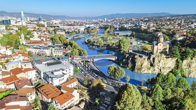 Tbilisi skyline drone aéreo vista desde arriba del río Kura y el casco antiguo de Tbilisi, Georgia