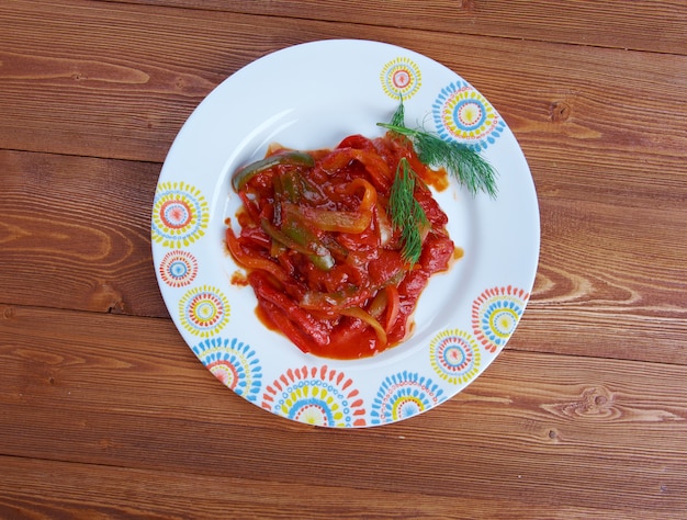 Tchektchouka -Plato magrebí de tomates y pimientos y ají.