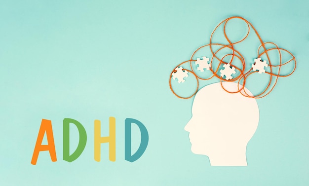 TDAH, trastorno por déficit de atención con hiperactividad, salud mental, cabeza con piezas de rompecabezas