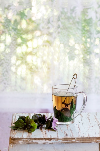 Té de albahaca violeta caliente