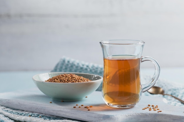 Foto té amarillo de fenogreco egipcio o bebida methi dana y semillas de fenogreco