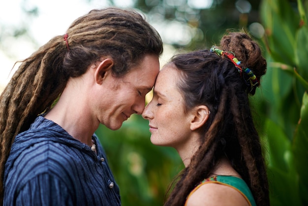 Te amo. Captura recortada de una joven pareja hippie al aire libre.