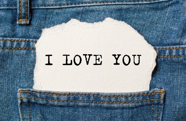 Te amo en el fondo de papel rasgado en jeans amor y concepto de San Valentín