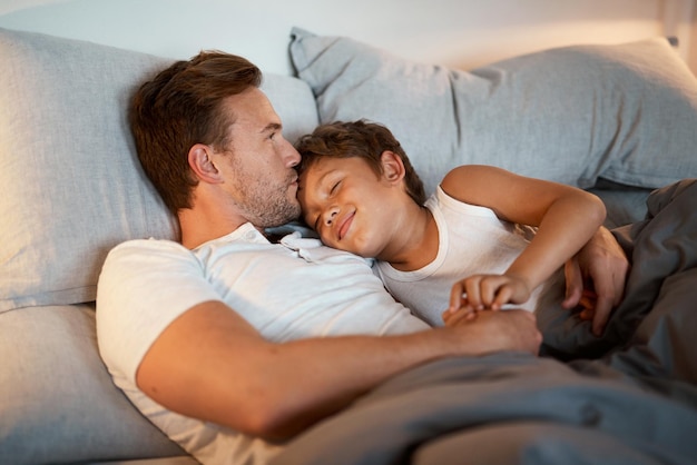 Te amo más Foto de un hombre y su hijo acostados juntos en una cama