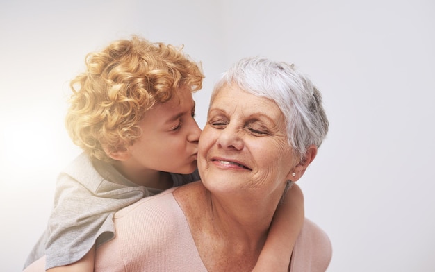 Te amo mucho Abuelita Foto de un niño que le da un beso en la mejilla a su abuela