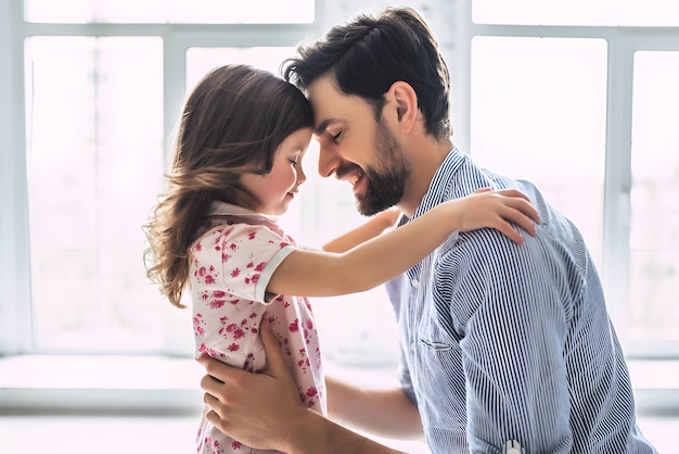 Te amo papá Apuesto joven en casa con su linda niña Feliz Día del Padre