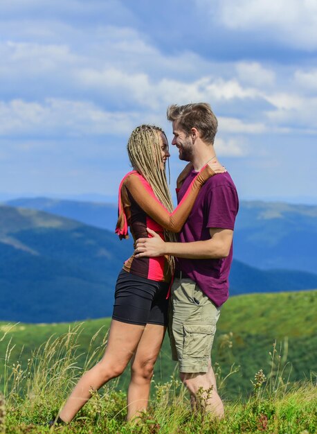 Te amo tierna pareja enamorada Relación familiar feliz de estar juntos sensación de libertad Pareja viajera besando a hombre y mujer en las montañas mejor cita romántica Día de San Valentín