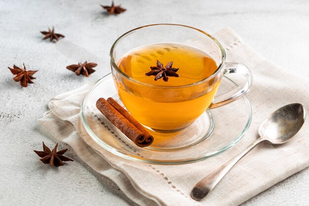 Té de anís con canela en vaso de vidrio