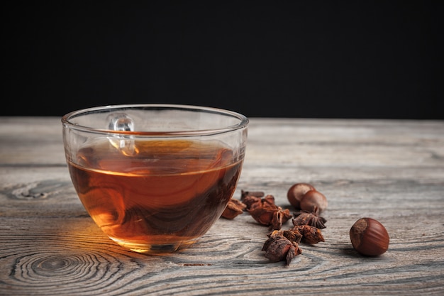 té aromático de canela caliente en mesa de madera