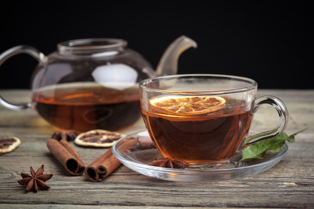 té aromático de canela caliente en mesa de madera