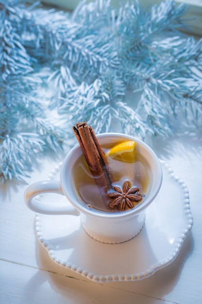 Té aromático y dulce con naranja y canela para Navidad