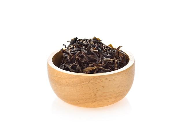 Té de assam seco aislado en blanco